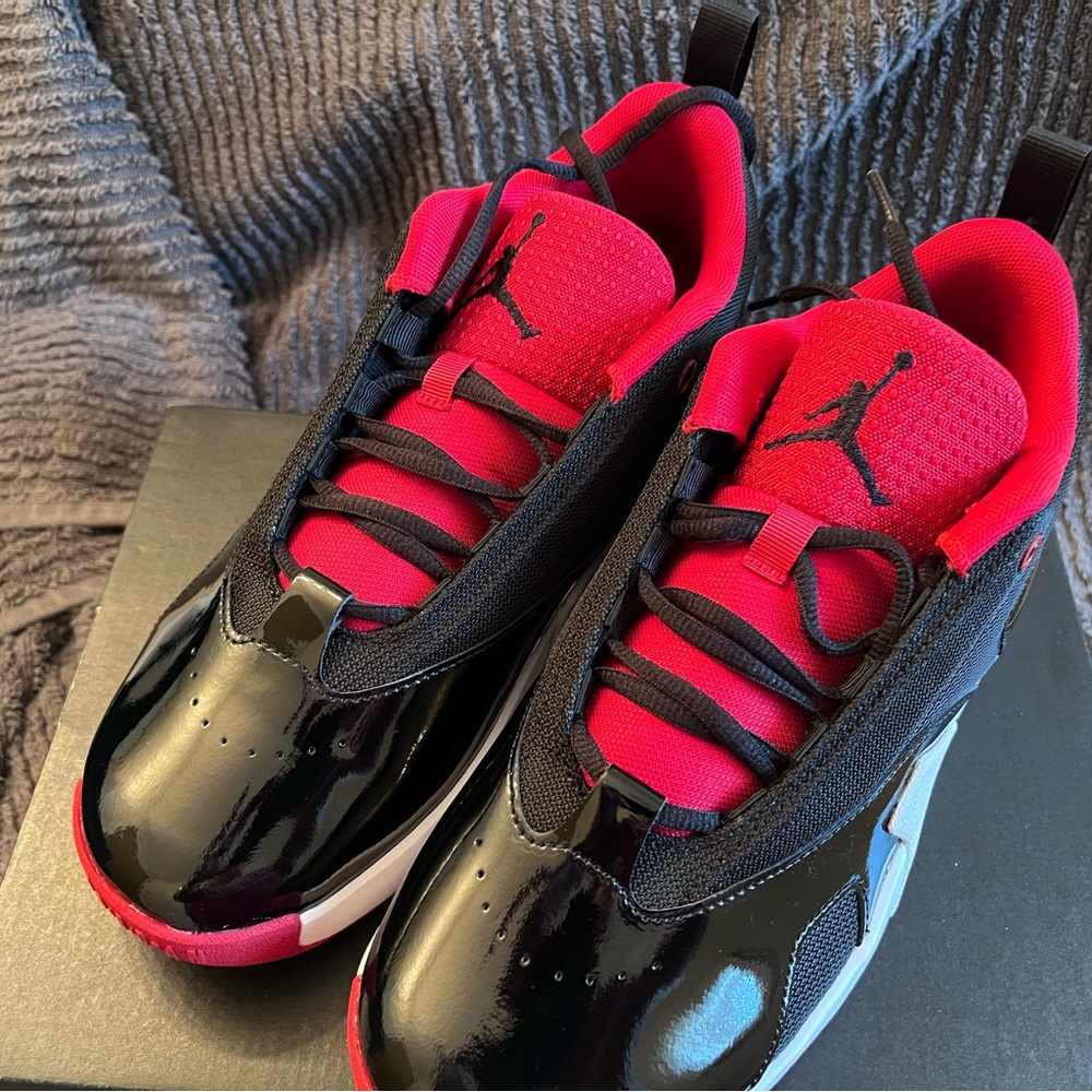 Jordan Max Aura 6 New size 7y=womens 8.5